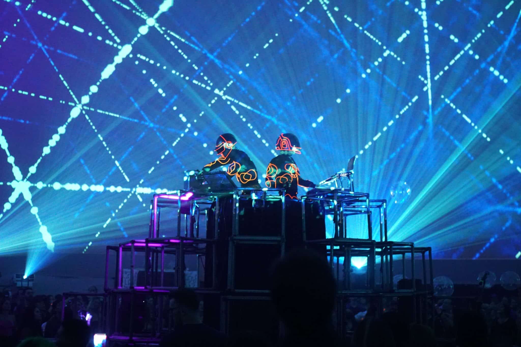 Imagen de diversión multisensorial inspirada en Daft Punk con rayos láser azules.