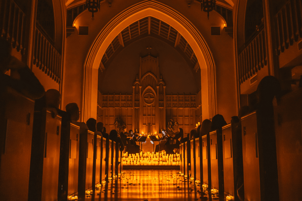 La Iglesia Presbiteriana Immanuel a la luz de las velas, otra de nuestras ideas de citas perfectas en Los Ángeles.