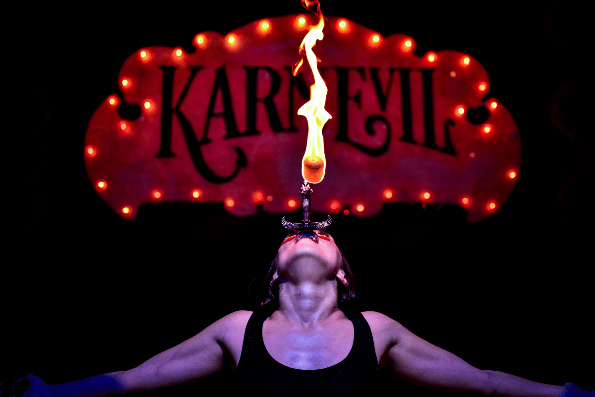 Uma mulher engole fogo em Bad Santa Circus, uma das melhores coisas para se fazer em Los Angeles