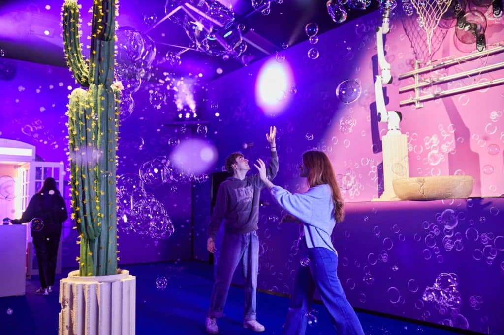 Cientos de burbujas flotan a tu alrededor en la sala "Bubble Getaway" de 'Bubble World: Una experiencia inmersiva'