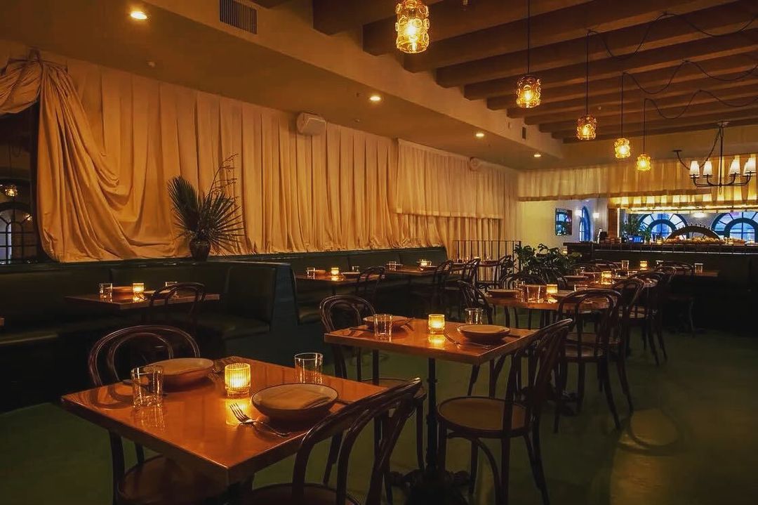 interior melancólico de restaurante en Los Ángeles