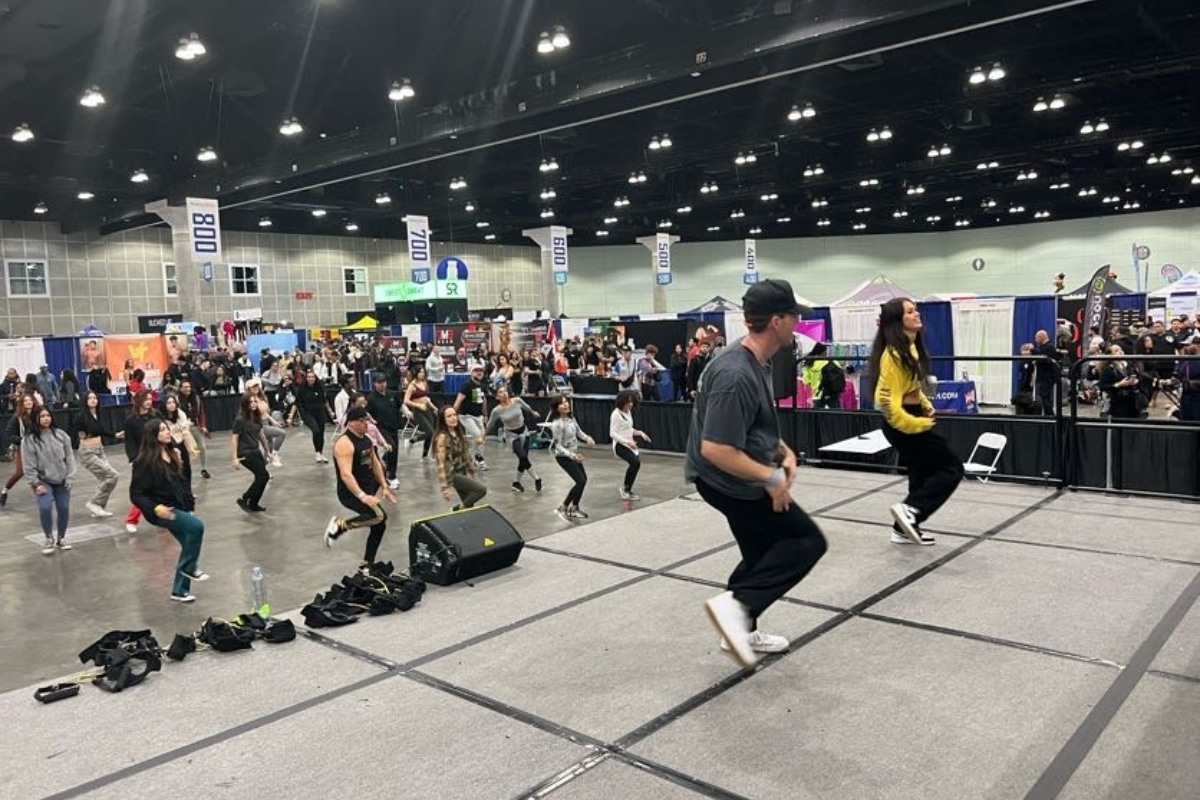 A group takes a fitness class at TheFitExpo